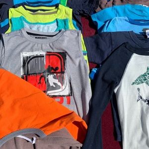 All the tank tops and shirts photographed $15 🙌🏽